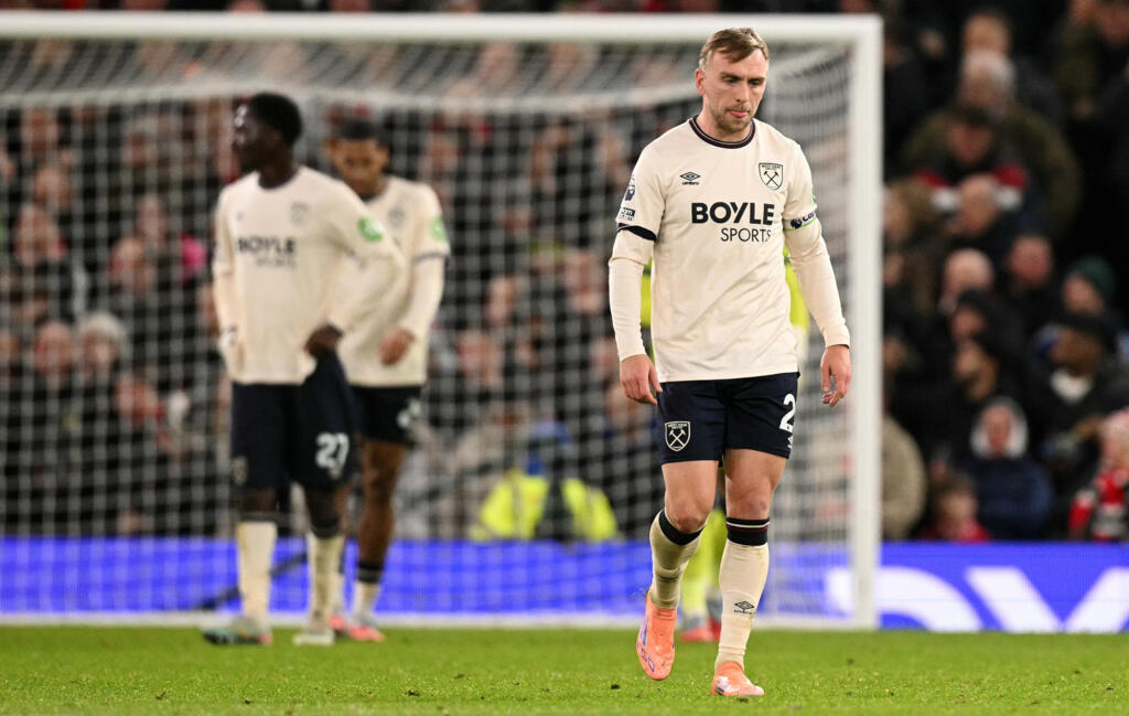 Cầu thủ West Ham thất vọng sau trận thua 0-3 trước Wolves.